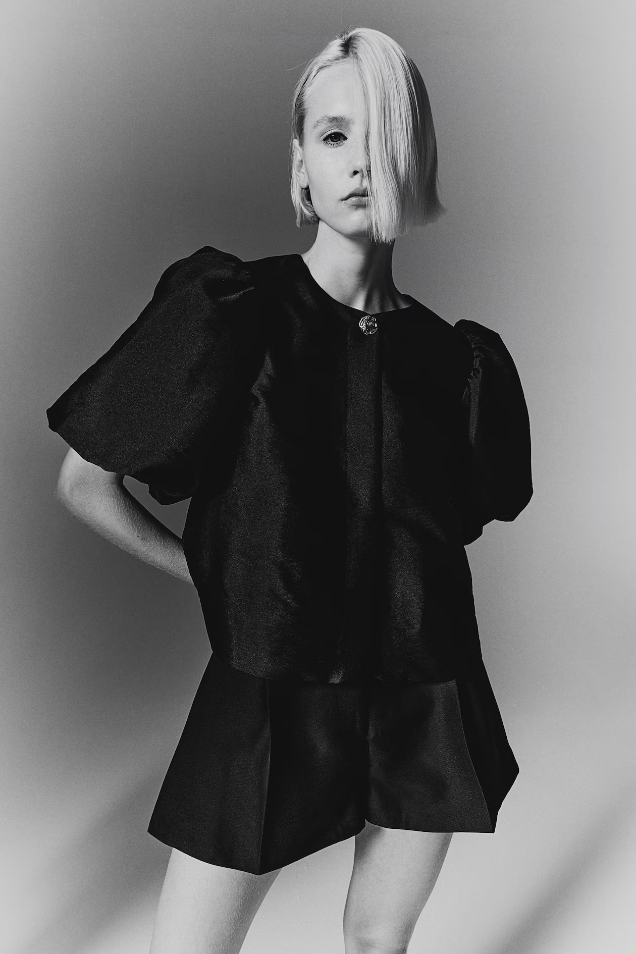 Balloon-sleeved blouse - Black - Ladies | H&M GB | H&M (UK, MY, IN, SG, PH, TW, HK)