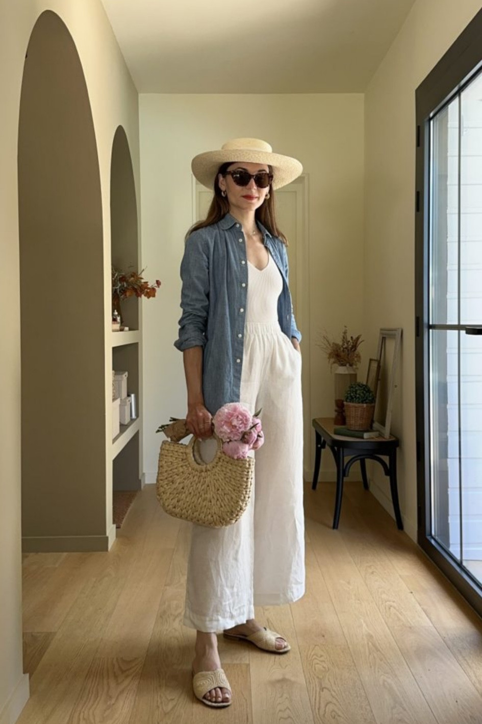 ensemble crème pantalon coupe évasée en lin Oysho débardeur en maille côtelée chemisier en denim Ralph Lauren sac panier fibre naturelle chapeau raphia 

#LTKSeasonal #LTKeurope