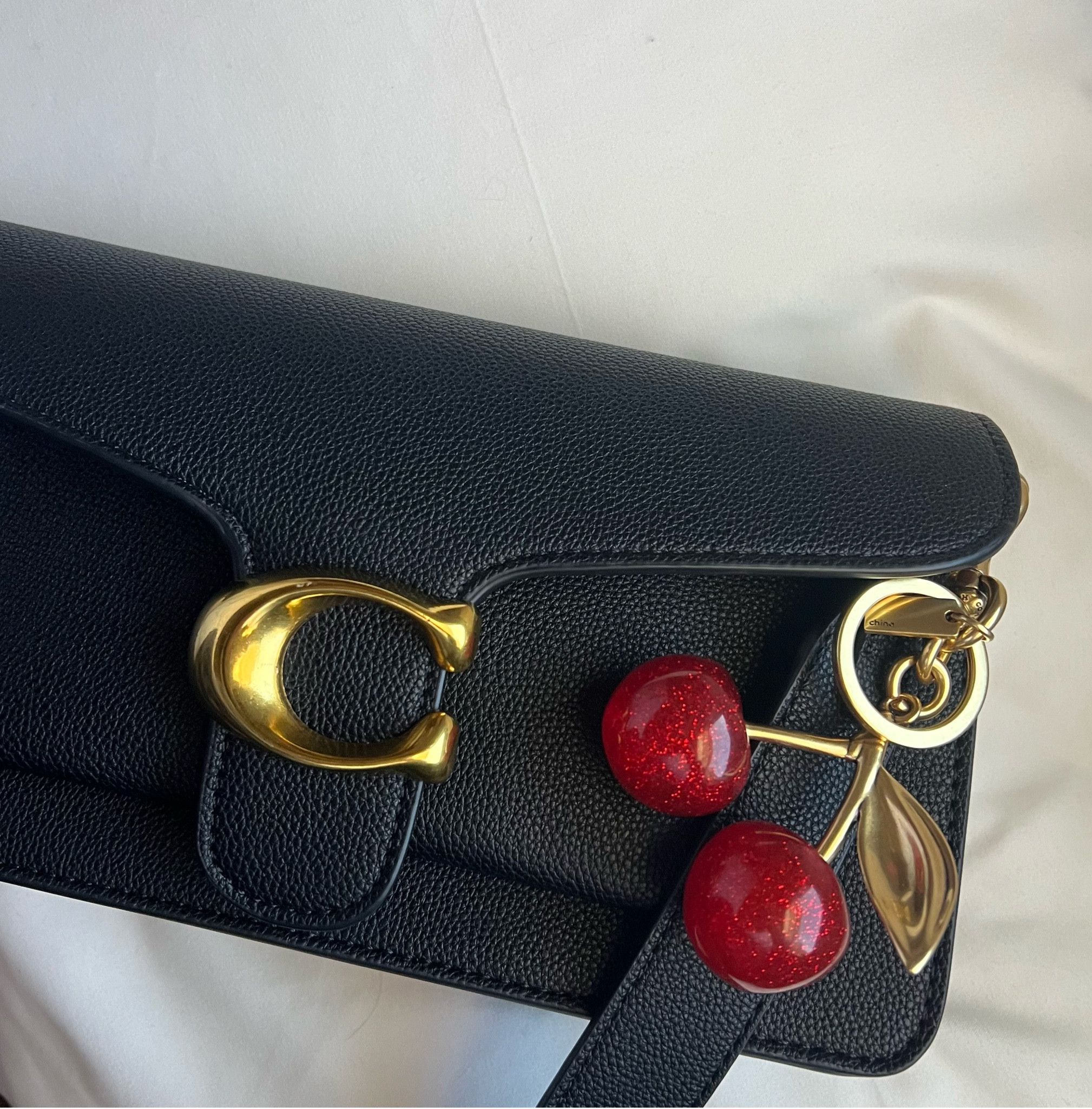 DH GATE COACH FINDS!!!! 🍒🖤

The VIRAL Cherry charm and the Coach Tabby Bag



#LTKitbag #LTKGiftGuide #LTKfindsunder50