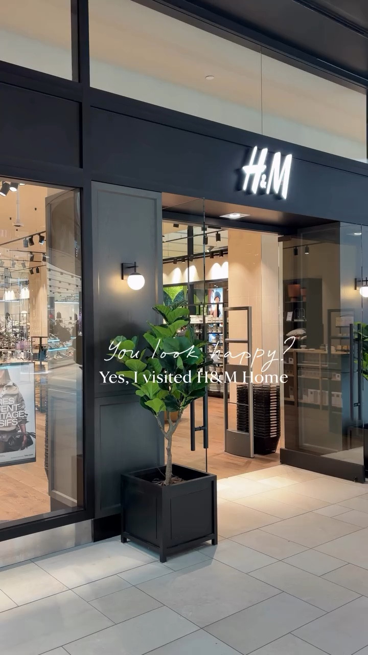Finally visited @hmhome 🙌🙌
I have been loving their recent collection and it was so nice to see most things in person! 

Don’t sleep on their home finds like marble pieces and wood collection! 

Which piece is your fave? 
Comment LIST if you want my curated finds 

H&M home, home decor finds, Canadian homes