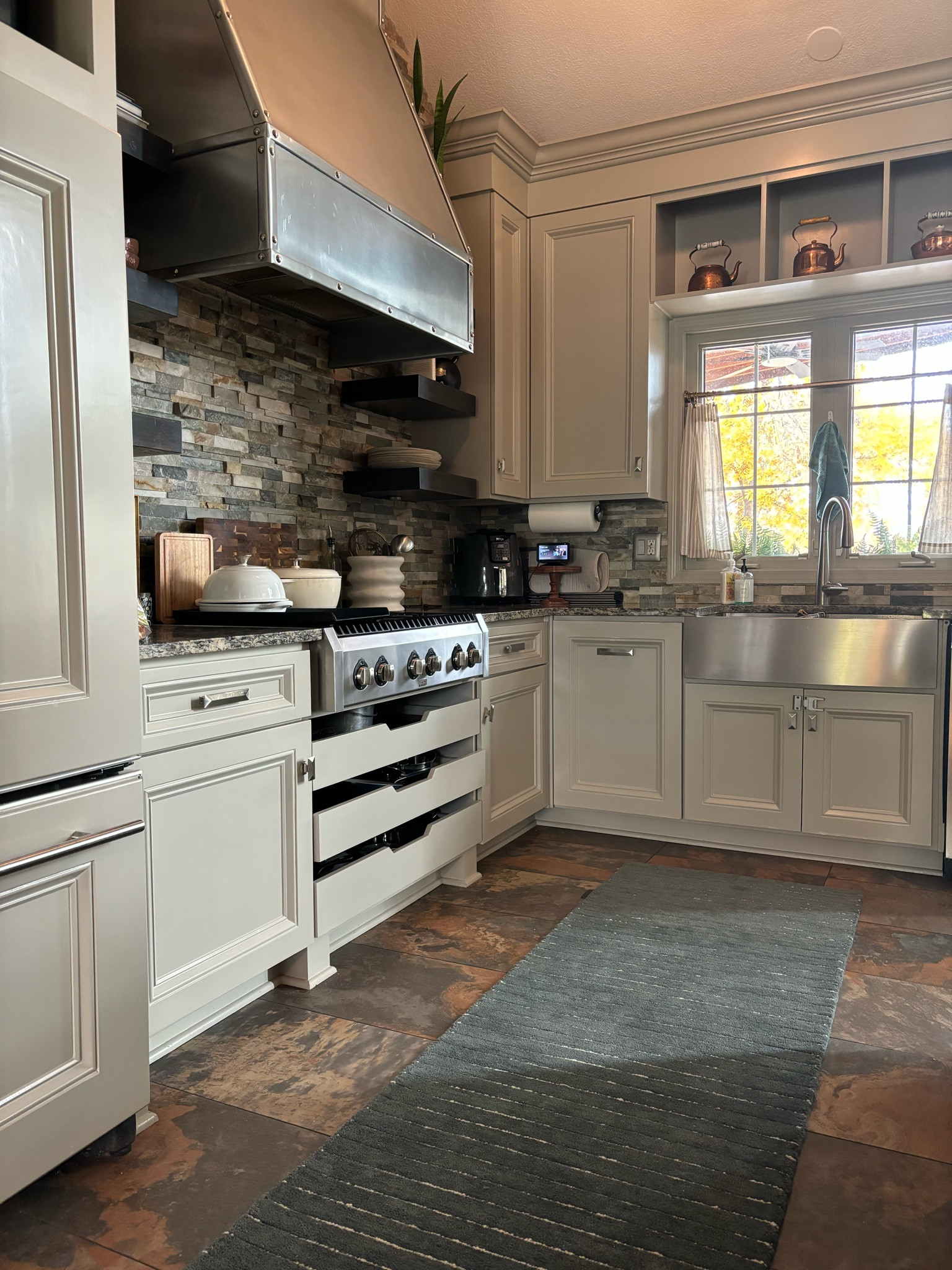 Our new kitchen runner from the Chrislovesjulia x Loloi fall 2024 collection! We have the Henry rug in denim/ivory. 🥰