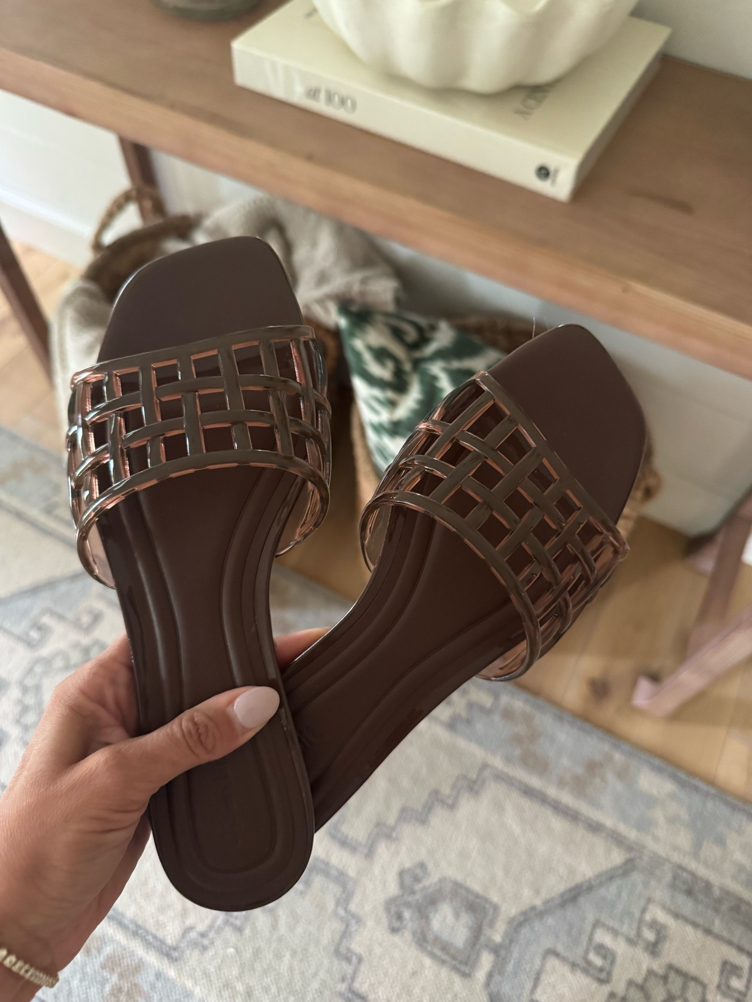 These jelly sandals are just too good

#LTKgrwm #LTKootd #LTKSeasonal