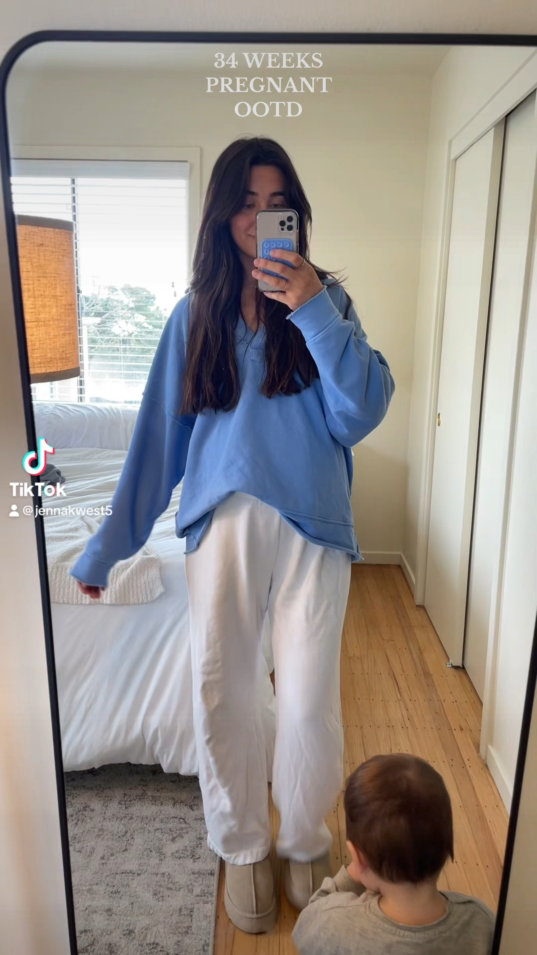 The sweatshirt is from aeri a few years ago and I can’t find the exact one but I linked similar ones!