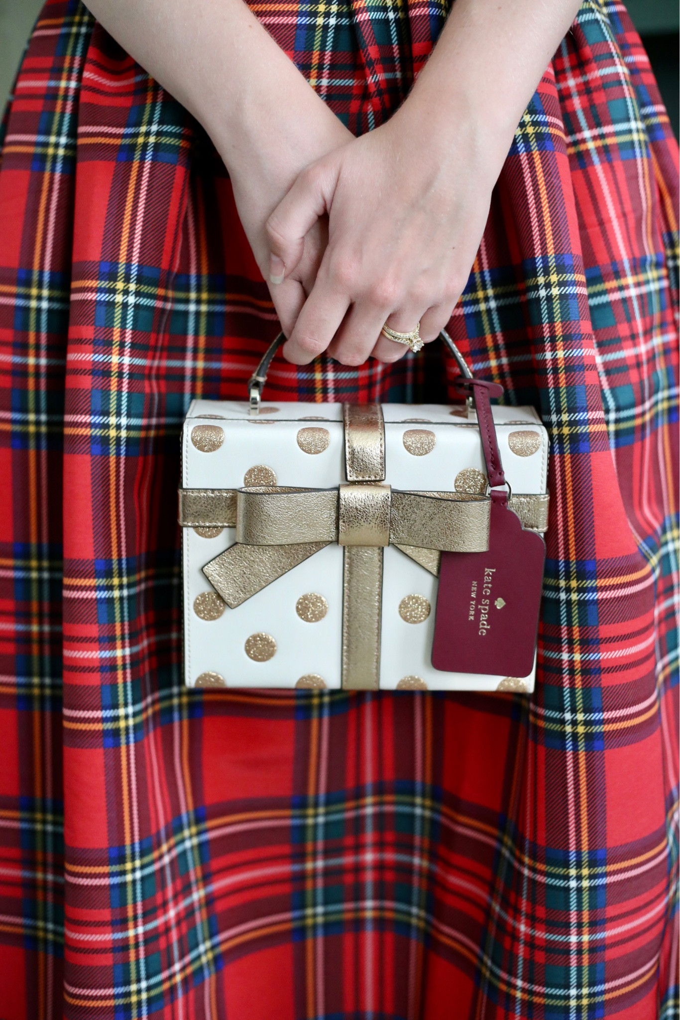 I have a lot of TJ Maxx finds that I love, but this purse definitely makes the top three. It’s so perfect for the holidays and before you ask. Yes, gold polka dots are a neutral. 😉⚫️⚪️


Kate Spade novelty purse / bag for the holidays  

#LTKItBag #LTKHoliday