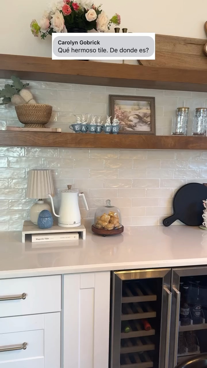 Mi coffee bar DIY tomó otro nivel con este detalle 🤍☕ A veces un cambio pequeño transforma todo el espacio. Muchos me preguntaron por el tile: es el Amagansett Sand Dune Cream 2x8 de Ivy Hill Tile y lo compré en The Home Depot. ¡Valió totalmente la pena el resultado! ✨

#diyprojects  #HomeImprovement  #doityourself  #homeprojects  #homerenovation