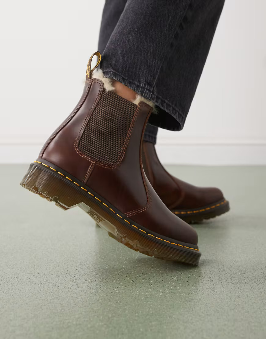 Dr. Martens - 2976 Leonore - Stivaletti Chelsea in pelle marroni con interno in pelliccia-Marrone | ASOS (Global)