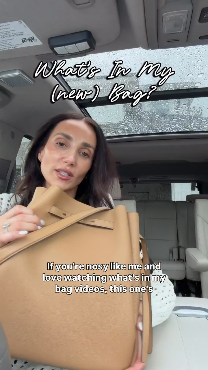 What's in my bag, Tory Burch large romy bucket bag, Tory Burch bag, annabrstyle