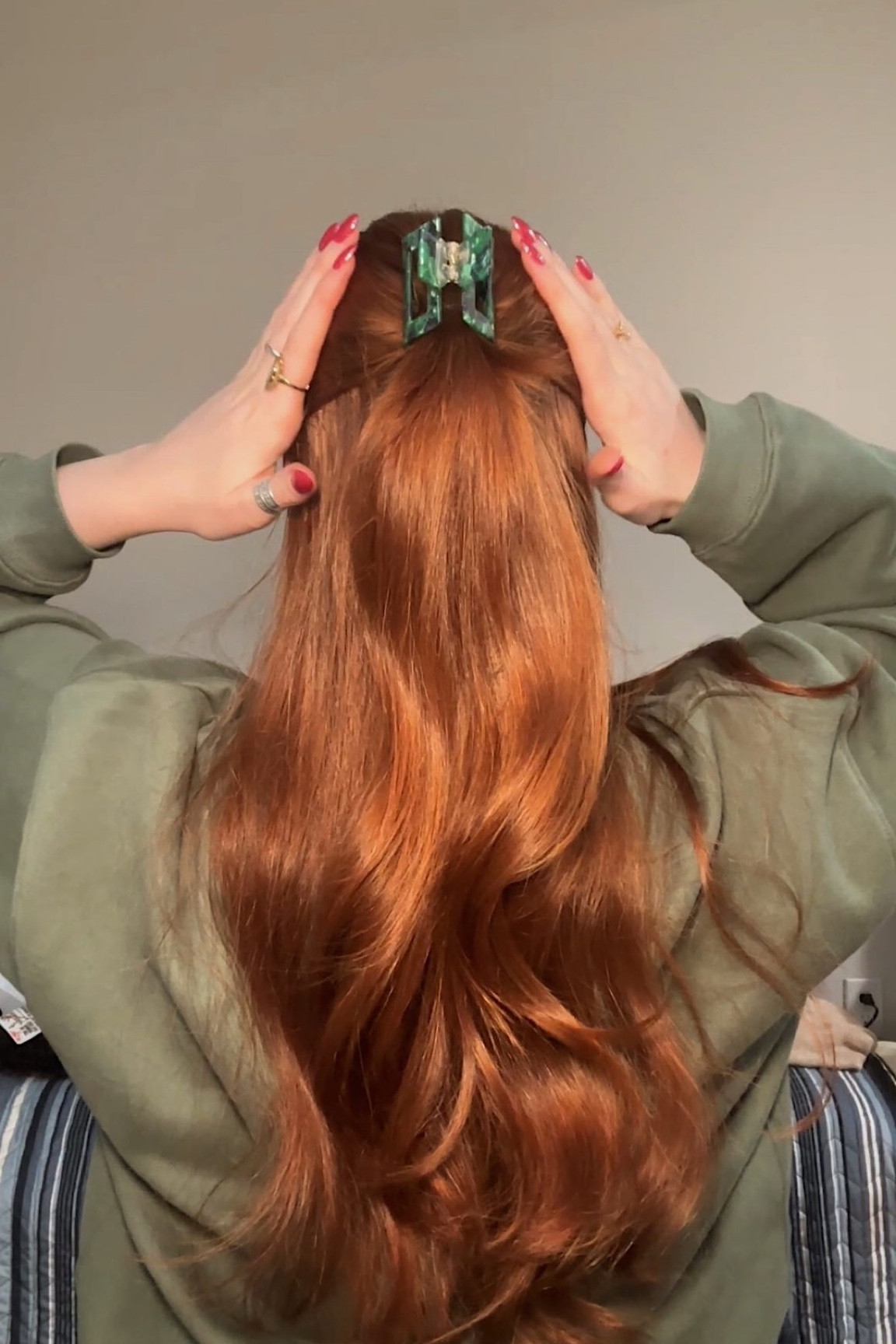 this is how i get a mini claw clip to hold my long, thick hair! 💚✨🫶🏻

five minute hairstyles, simple hairstyles, easy hairstyles, hairstyle, hair tutorial, half up hairstyle, claw clip hairstyle, claw clip, mini claw clip, aesthetic, trend, discover #fiveminutehairstyles #simplehairstyles #easyhairstyles #hairstyle #hairtutorial #halfuphairstyle #clawcliphairstyle #clawclip #miniclawclip #aesthetic #trend #discover