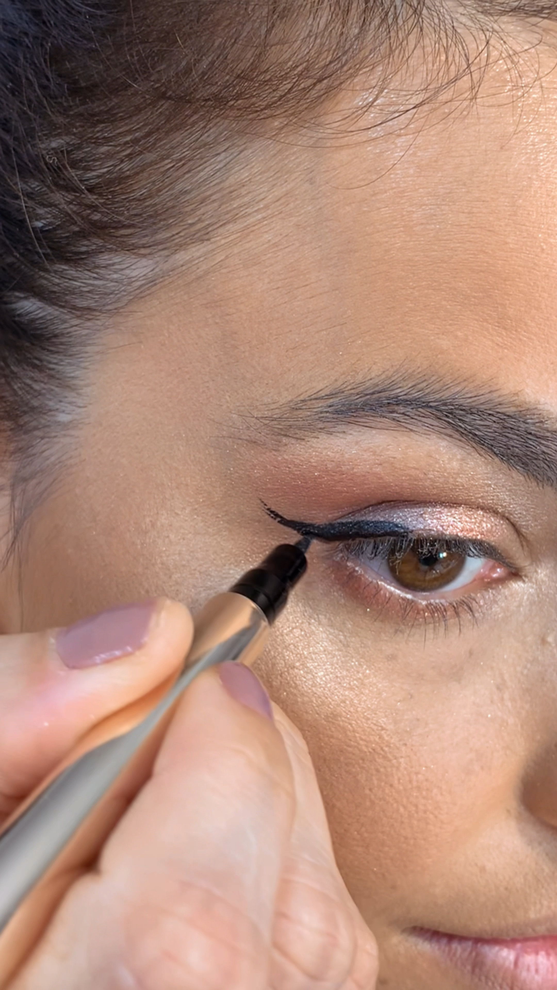 O delineado é uma das maquiagens preferidas de muita gente, mas, ao contrário do que muitos pensam, não existe um desenho universal. Cada olho fica melhor com um tipo de delineado.

Hoje eu trouxe uma inspiração de delineado para quem tem OLHOS AMENDOADOS!

#LTKbeauty #LTKSeasonal #LTKbrasil