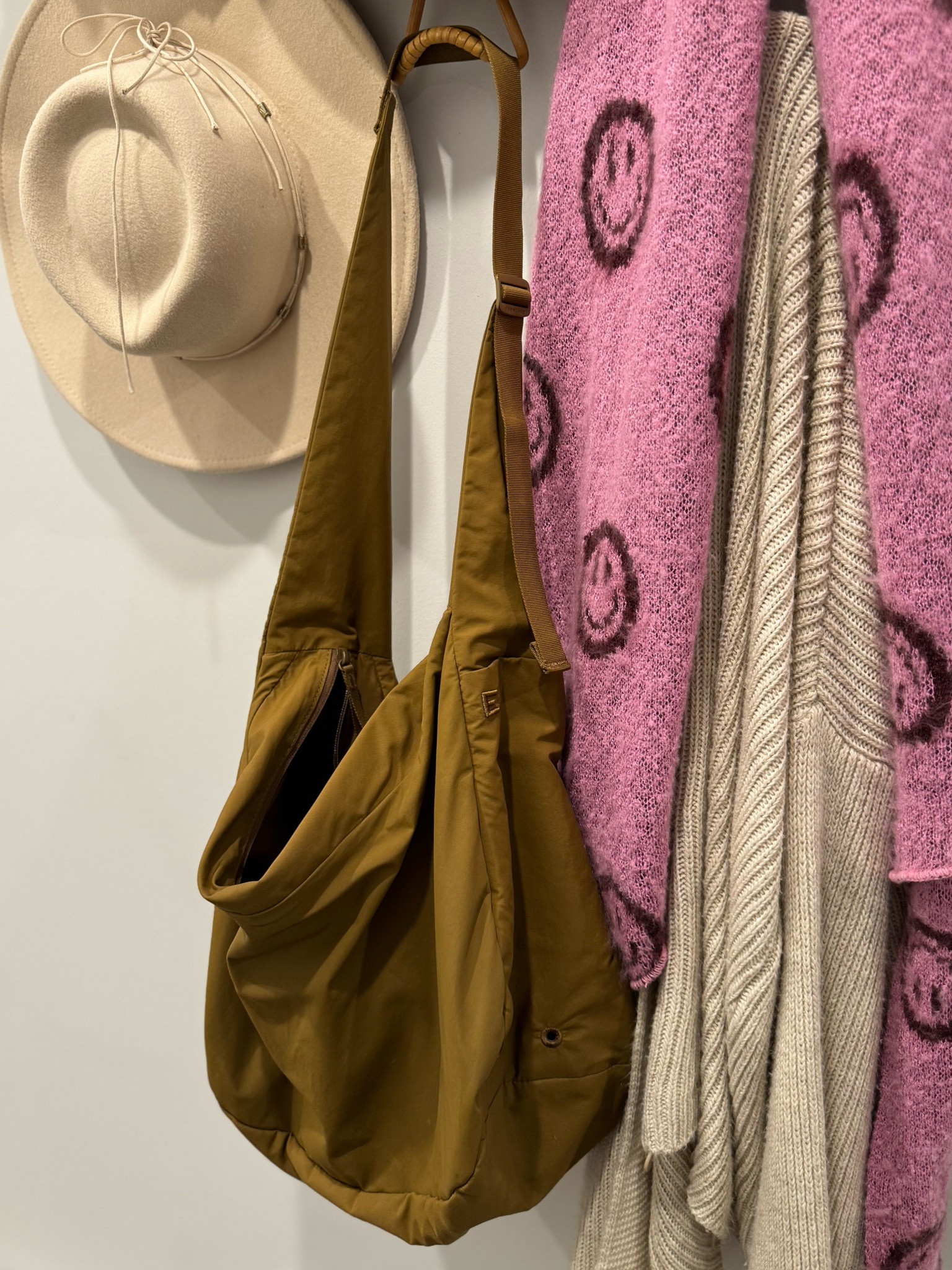 Everlane's Carryall 🫶🏼 SO GOOD!!! Couldn't find it so I linked the smaller version and it's on super sale :O RUN!!!

#LTKFindsUnder50 #LTKMidsize