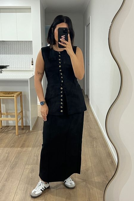 I’m loving a waistcoat for work lately, particularly paired back with a simple black midi skirt 

#LTKworkwear #LTKaustralia #LTKstyletip