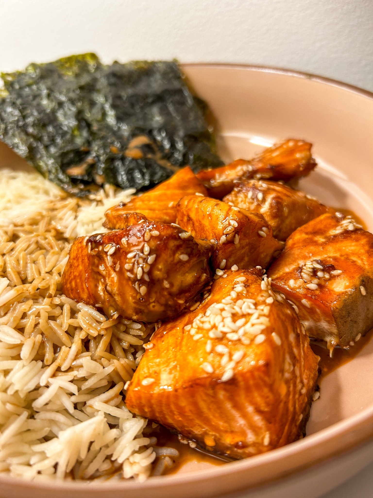 Sesame salmon sushi bowls

2 slices salmon
2 tbsp sesame seeds
1 tbsp olive oil
1 tbsp soy sauce
1 tsp ground ginger
1 tsp garlic powder


Cooked rice
Seaweed pieces

3 tbsp mayo
2 tsp hot sauce
3 tbsp soy sauce


1. In a bowl mix together salmon, sesame seeds, olive oil, soy sauce, ginger and garlic; coat well
2. Place salmon on a baking sheet and cook for 16 minutes @350F
3. Cook your rice
4. Mix together mayo, soy sauce and hot sauce
5. Put together your bowls and dive in!


#LTKVideo #LTKU #LTKSpringSale