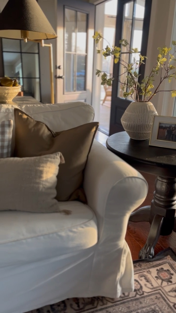 Living Room Inspo

Living room  decor  home decor  interior design  pillows  gingham pillows  couches  side tables  tables  home finds  trending home  VintagePickin

#LTKStyleTip #LTKHome #LTKWatchNow