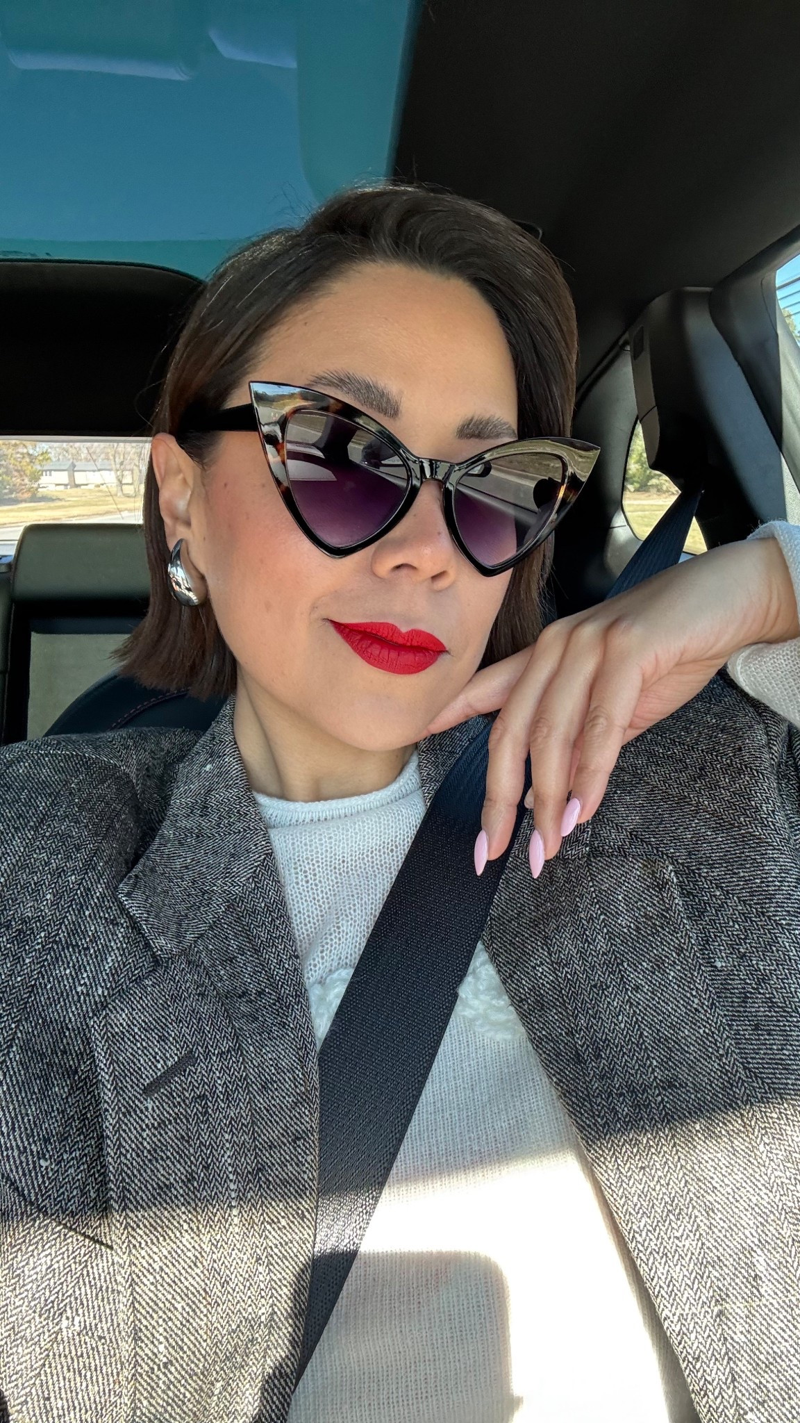 Cat eye sunglasses y lipstick