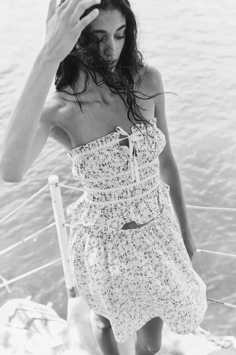 Smocked Bandeau Top - Sleeveless - Short - White/floral - Ladies | H&M US | H&M (US + CA)