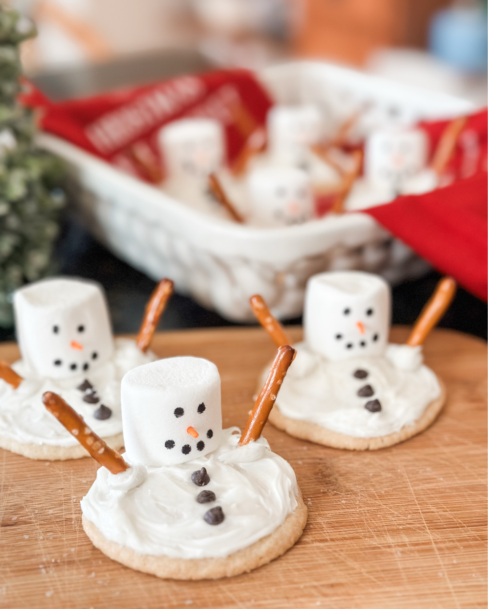 These melted snowman cookies deserve another moment in the spotlight ☃️🍪❄️ Such a fun, easy decorating idea for kids (and adults!) and guaranteed to make your cookie plate way cuter. All you need is a sugar cookie base, a swirl of icing, a marshmallow “head,” pretzel stick arms, chocolate chip buttons, and an edible marker to draw on the face—plus a little sprinkle for the carrot nose. ☃️

#LTKfoodie #LTKHome #LTKHoliday