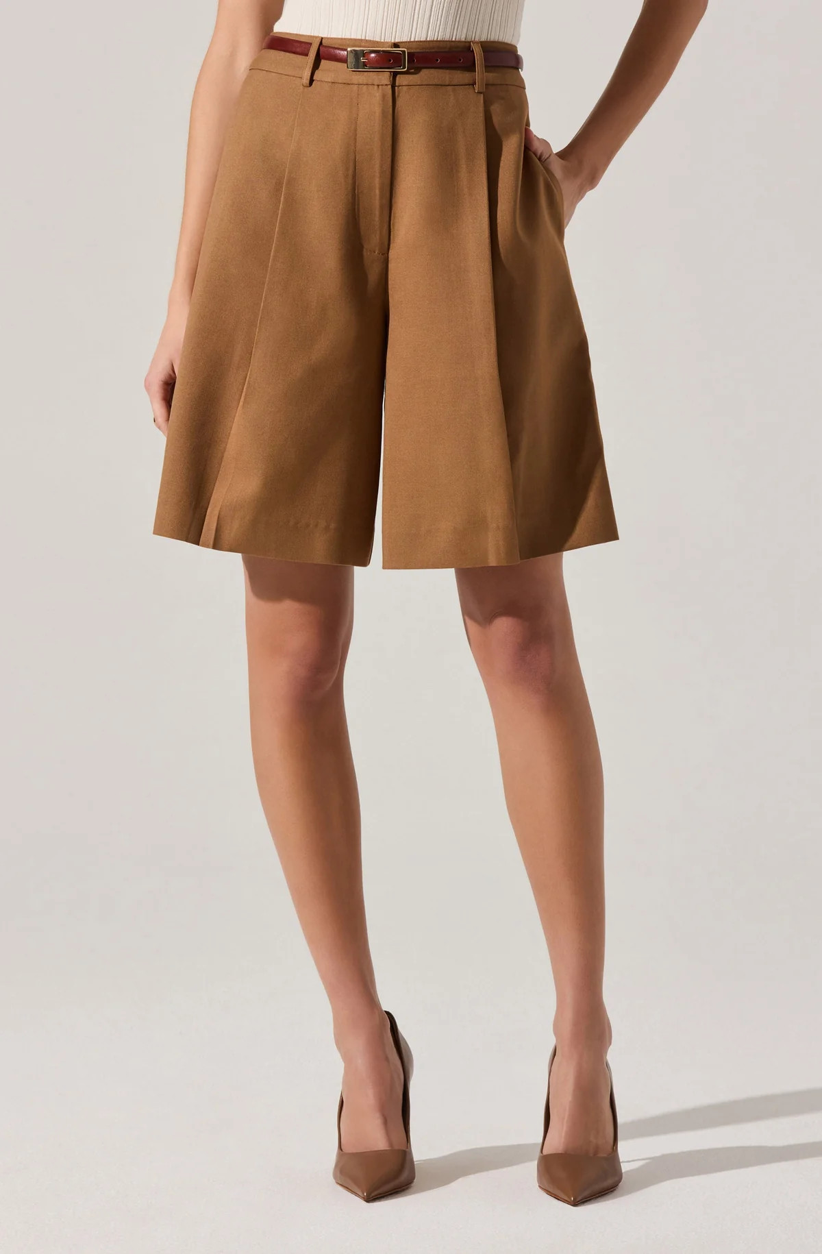 Quillie Pleated Tailored Bermuda Shorts - Dark khaki / XS | ASTR The Label (US)
