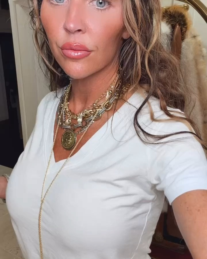 The statement neutrals I’ve been sending my friends in DMs…🤎 Cream, camel, chocolate, tortoiseshell, and a little gold—this is how I make my fall outfits feel classic but a little extra.

Think plush faux fur, rich leather textures, layered necklaces, and a statement bag. Pieces that bring personality to the jeans and simple white tee already in your closet.

My AP styling tip: keep your colors in the same family and mix your textures. Let one piece take the spotlight, then layer in the little details. You don’t need a whole new wardrobe to make getting dressed feel fun again. 😉

@AKIRA #sponsored
