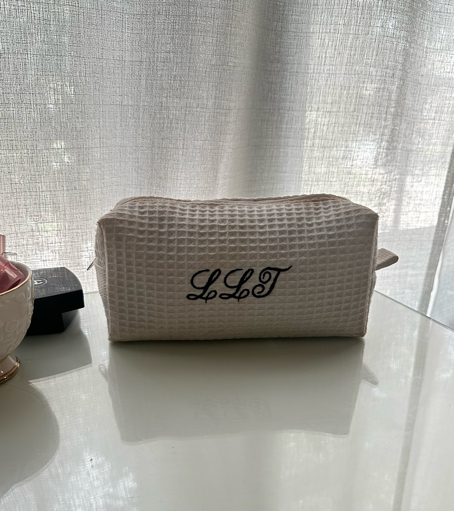 Many people have asked where this makeup bag is from so here’s the direct link to it!! I chose the small size pouch with the Edwardian font. 🤍