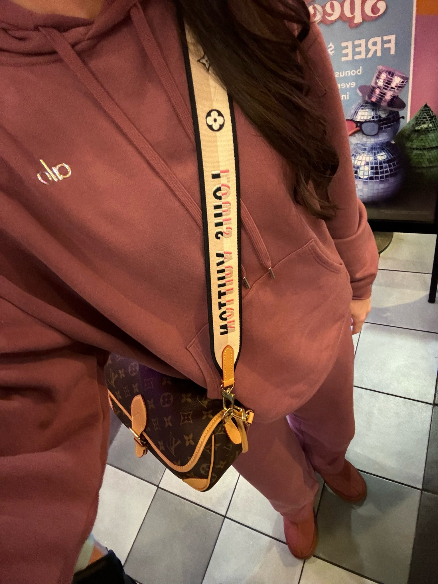 30% OFF SITEWIDE ALO!!!
Sweatshirt - M
Pants - XXS 

#LTKHoliday #LTKCyberWeek #LTKSeasonal