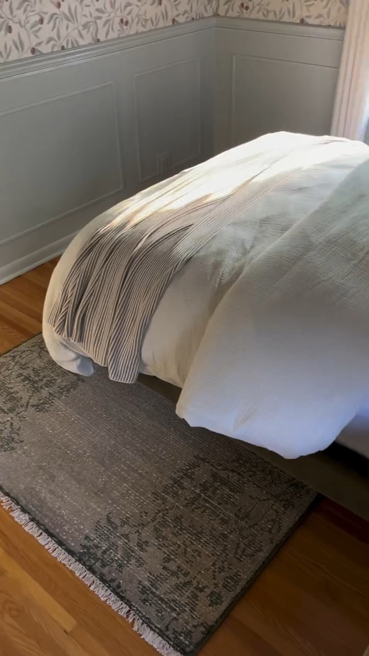 I wasn’t 100% sold on the rug I had originally chose for the guest bedroom! 👀 the old rug felt overdone, boring and lacked character. Welcome, @nustoryhome — there rugs blend traditional and modern together …. the vibe of the rest of my home. Plus, I want rugs in my home that feel more personal and unique, and I got just that with this designer like rug! 🤩 #nustorypartner #ad