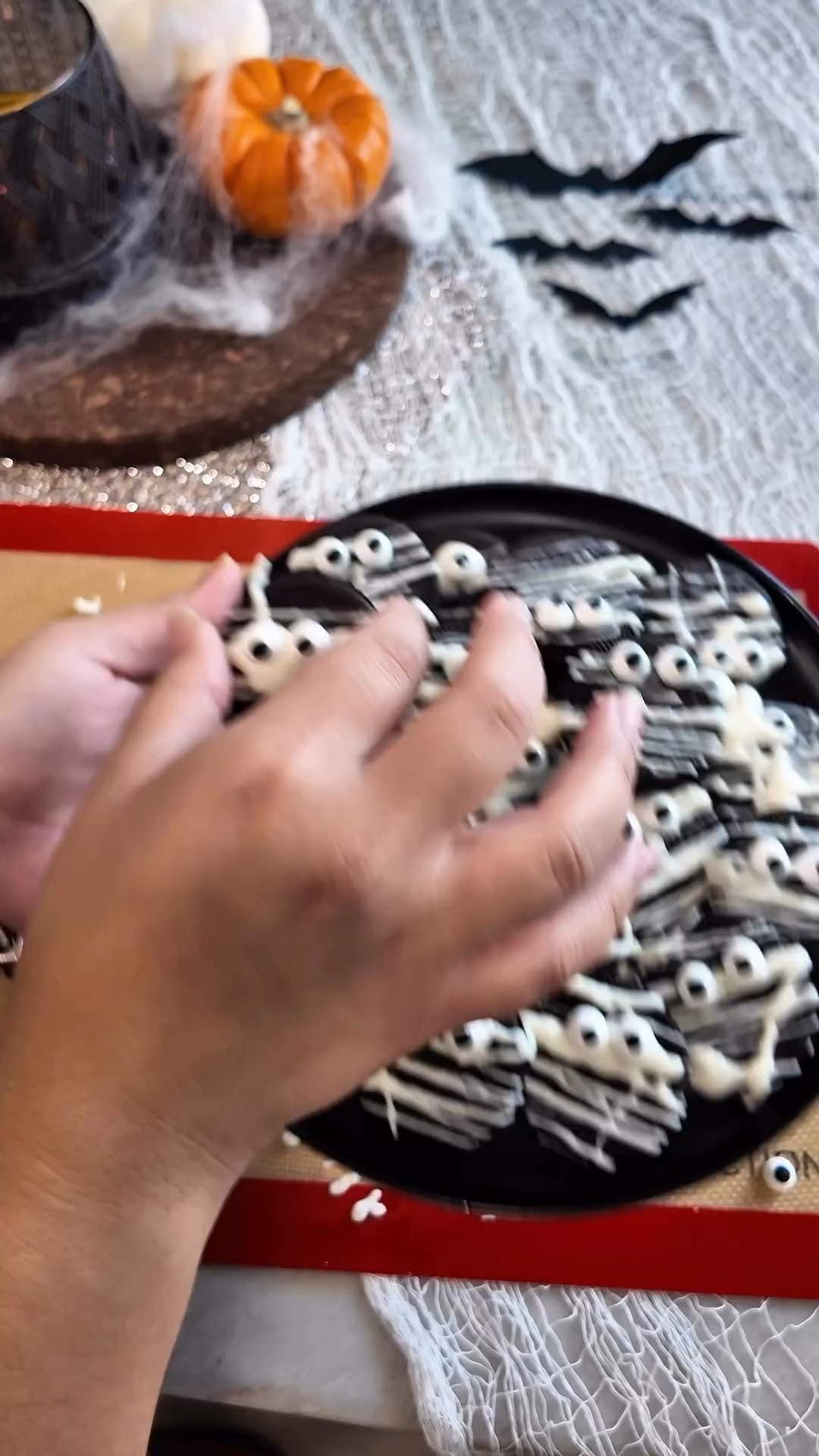 Not me turning regular Oreos into spooky little mummies 🕸️👻
They came out so cute I had to share — 3 ingredients, zero effort, and they vanish in seconds 🎃
.
Save this for your Halloween party ideas 🍫
.
Tag your friend who’d totally make these with you 👀
.
#oreotreats #halloweentreats #halloweenideas #halloweenishere