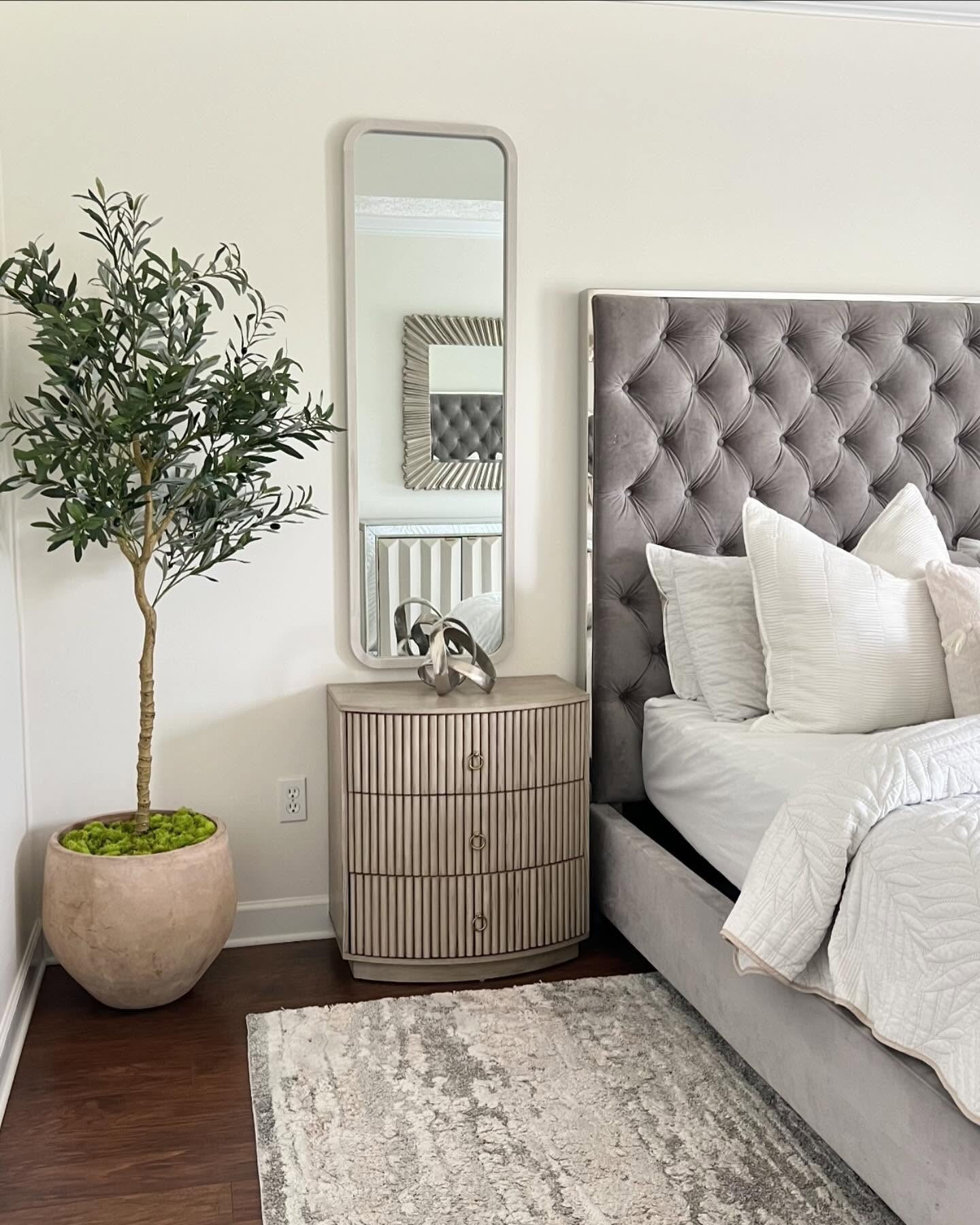 Shop this rug!! 
9x12 Rug 
Bedroom 
Area rugs
Boutique Rugs
Tufted bed
Velvet bed 
King bed


#LTKSaleAlert #LTKHome #LTKSeasonal