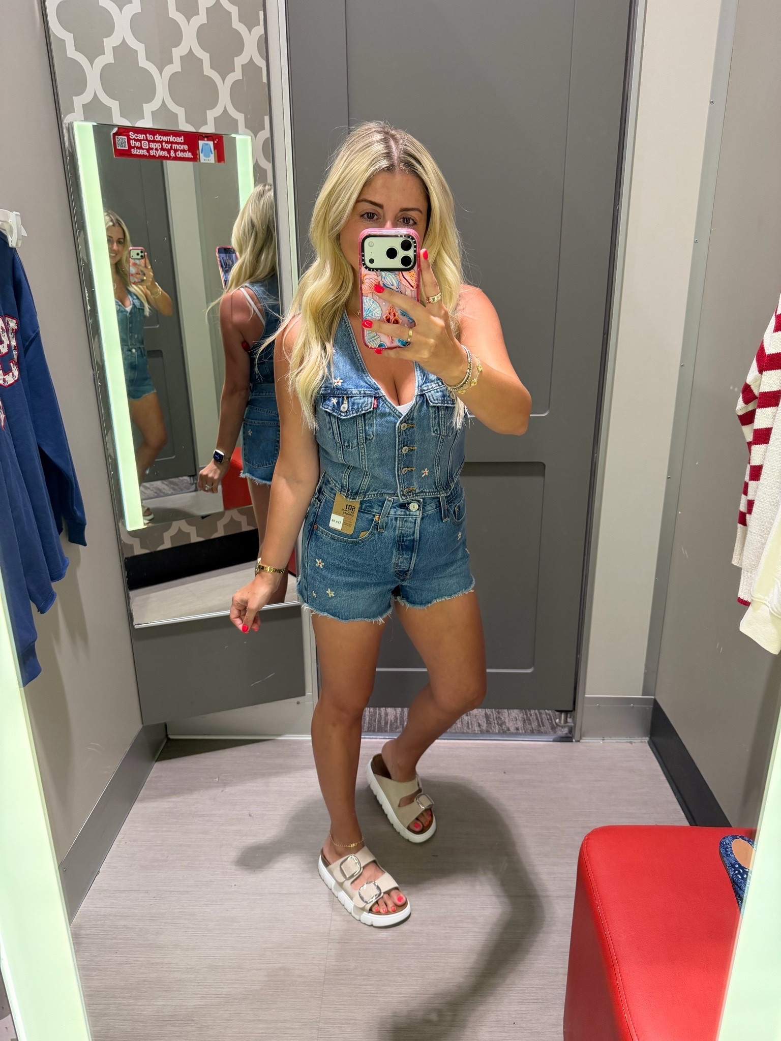 New denim set!
Small vest 
Levi denim shorts 27
Sandals tts