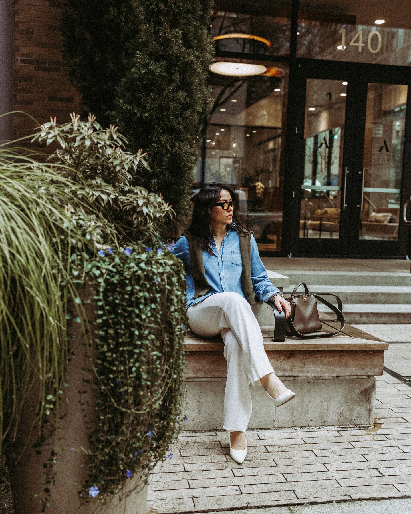 Jean shirt is probably one of the most versatile piece that all women should have in your closet. Why?! Because it ca be worn alone, layered with sweater , jacket , dress , vest… almost anything you can think of….

I love this one gifted by @frankandeileen, especially the material, cut and Hand-distressed raw shirttail hem.

How would you style this shirt? 

#frankandeileenpartner #wearloverepeat #gifted #casualchicstyle #casualoutfitideas