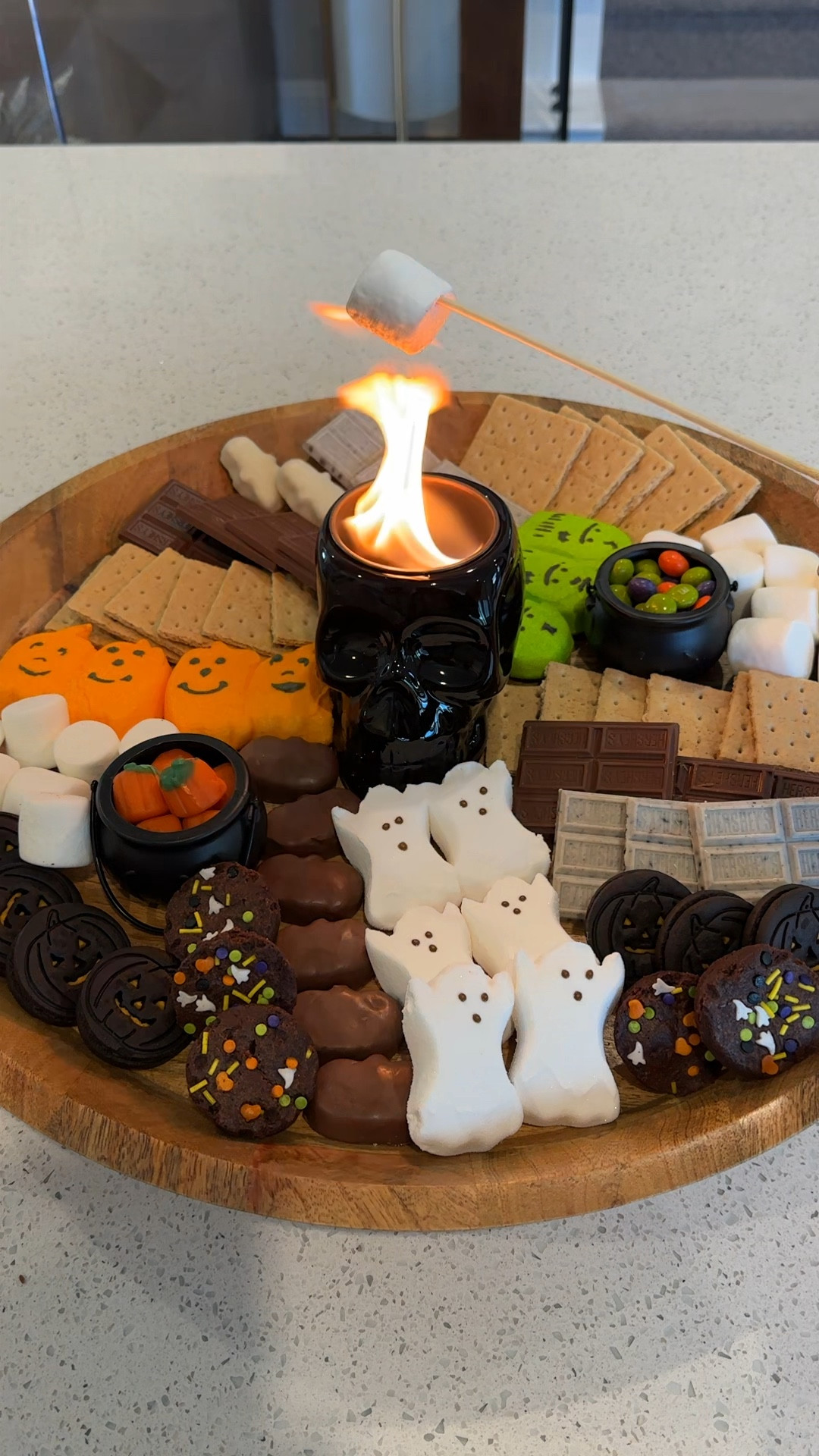 Halloween smores idea! So fun for parties and date night at home

Halloween decor, halloween party, party ideas, smores, halloween treats

#LTKSeasonal #LTKParties #LTKVideo