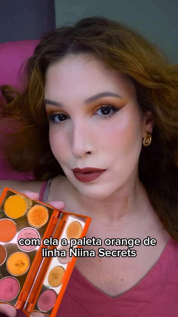 Sunset Eyes com ela, a protagonista desta produção, a paleta Orange de @linhaniinasecrets 🧡🌅
.
Demais produtos usados para finalizar os olhos nesta produção:
- Caneta delineadora na cor laranja da coleção Una de @naturabroficial 
.
- Máscara de cílios BT WonderLash de @linhabrunatavares 
.
Conteúdo Orgânico 
.
#tutomakeup #tutorialdemaquiagem #sunseteyes #sunseteyeshadow #sunseteyelook #linhaniinasecrets #paletaorange #niinasecretseudora