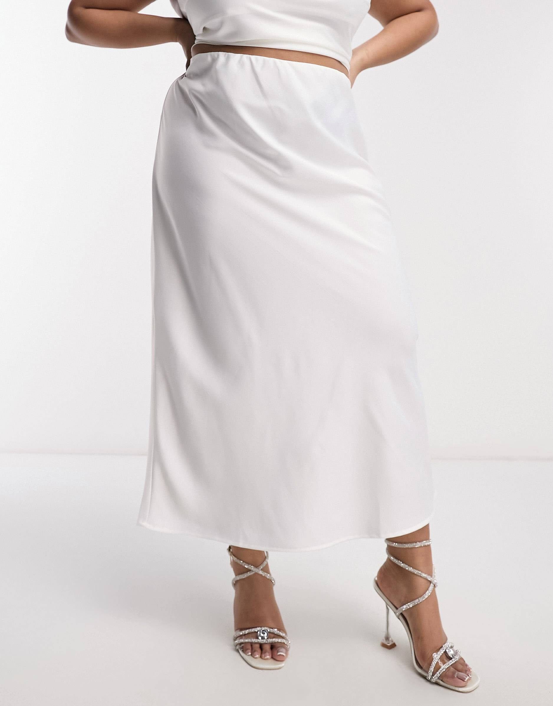 Esclusiva Pieces Curve - Bride To Be - Gonna sottoveste midi da sposa in raso bianco in coordinat... | ASOS (Global)