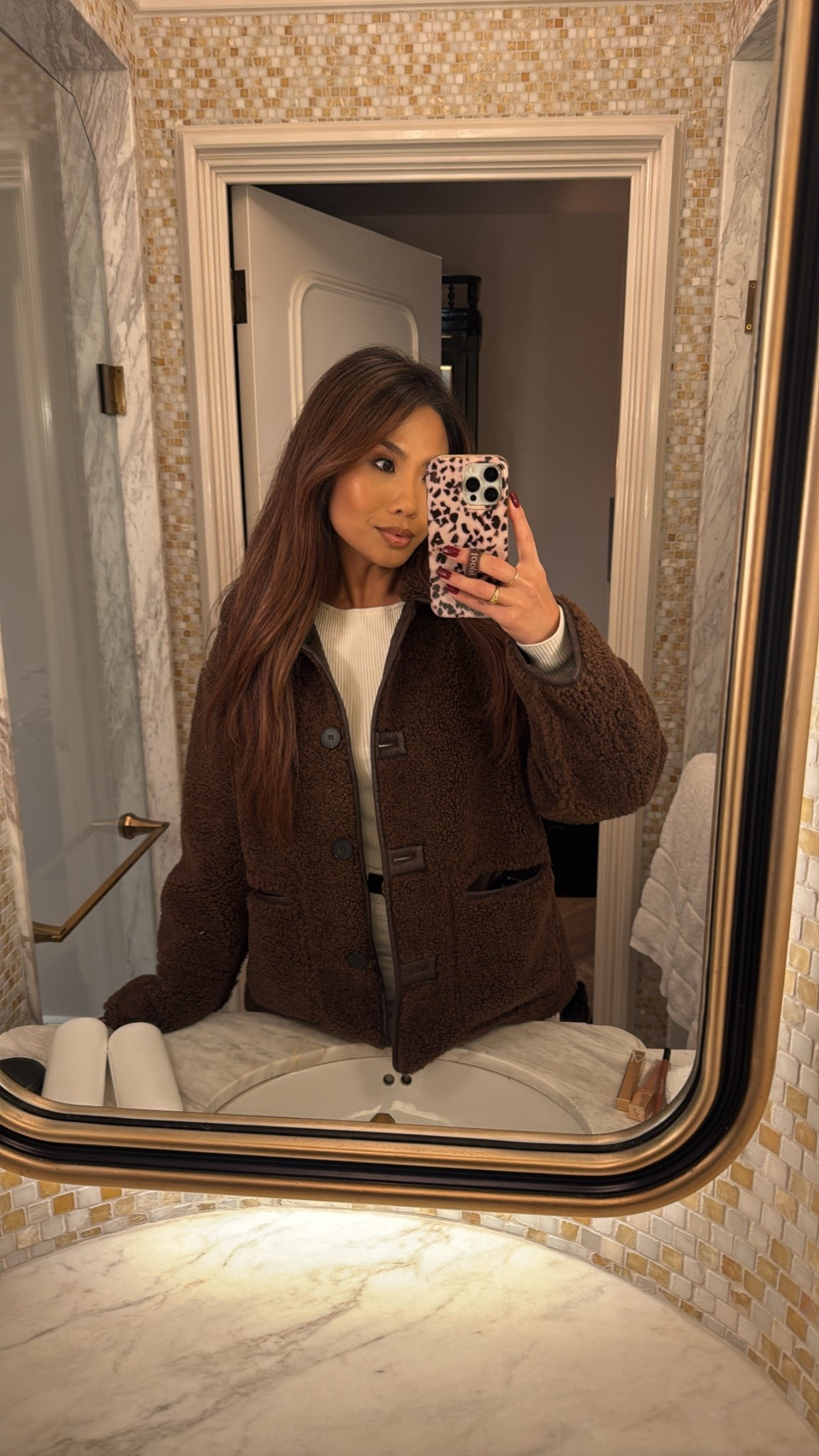 Made it to london!! This bathroom I’m obsessed! Changed into this warm teddy jacket for some sightseeing and walking around :) 

Jacket - tts, xs
Top - old linked similar 
Jeans - tts, 25 tall for longer length in crop style 
Flats - tts
