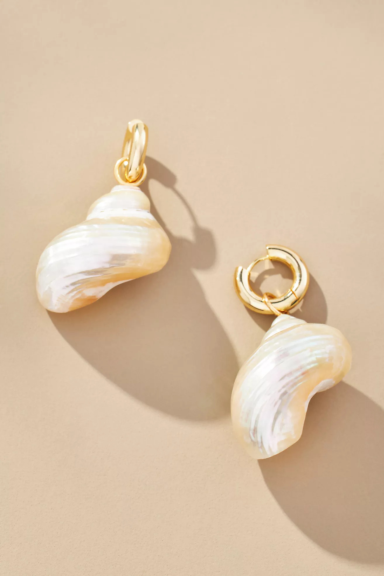 Conch Shell Huggie Earrings | Anthropologie (UK)