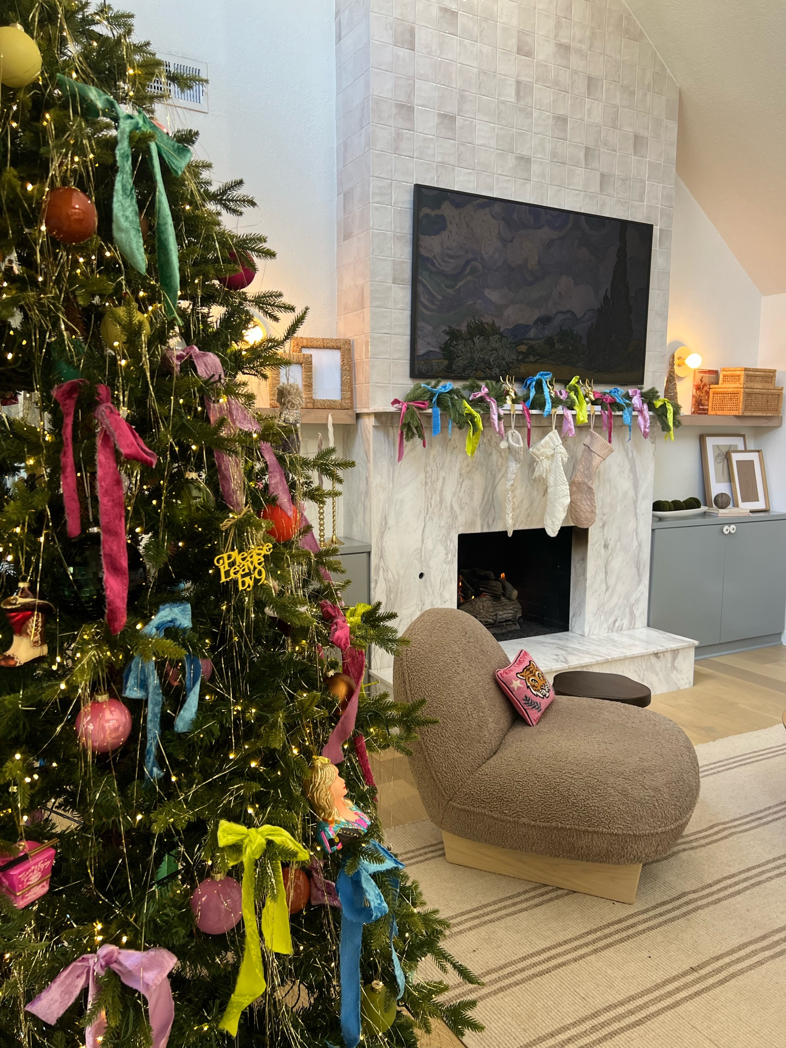 Christmas decor!! Christmas tree & mantle. Love!! 