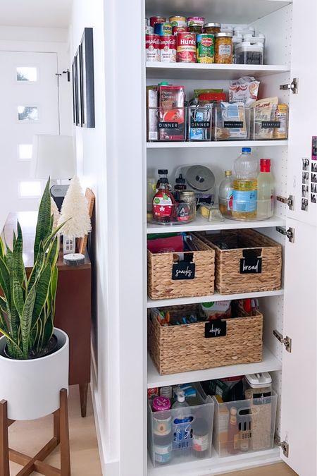 Keep it simple when it comes to organizing a small pantry! ✨