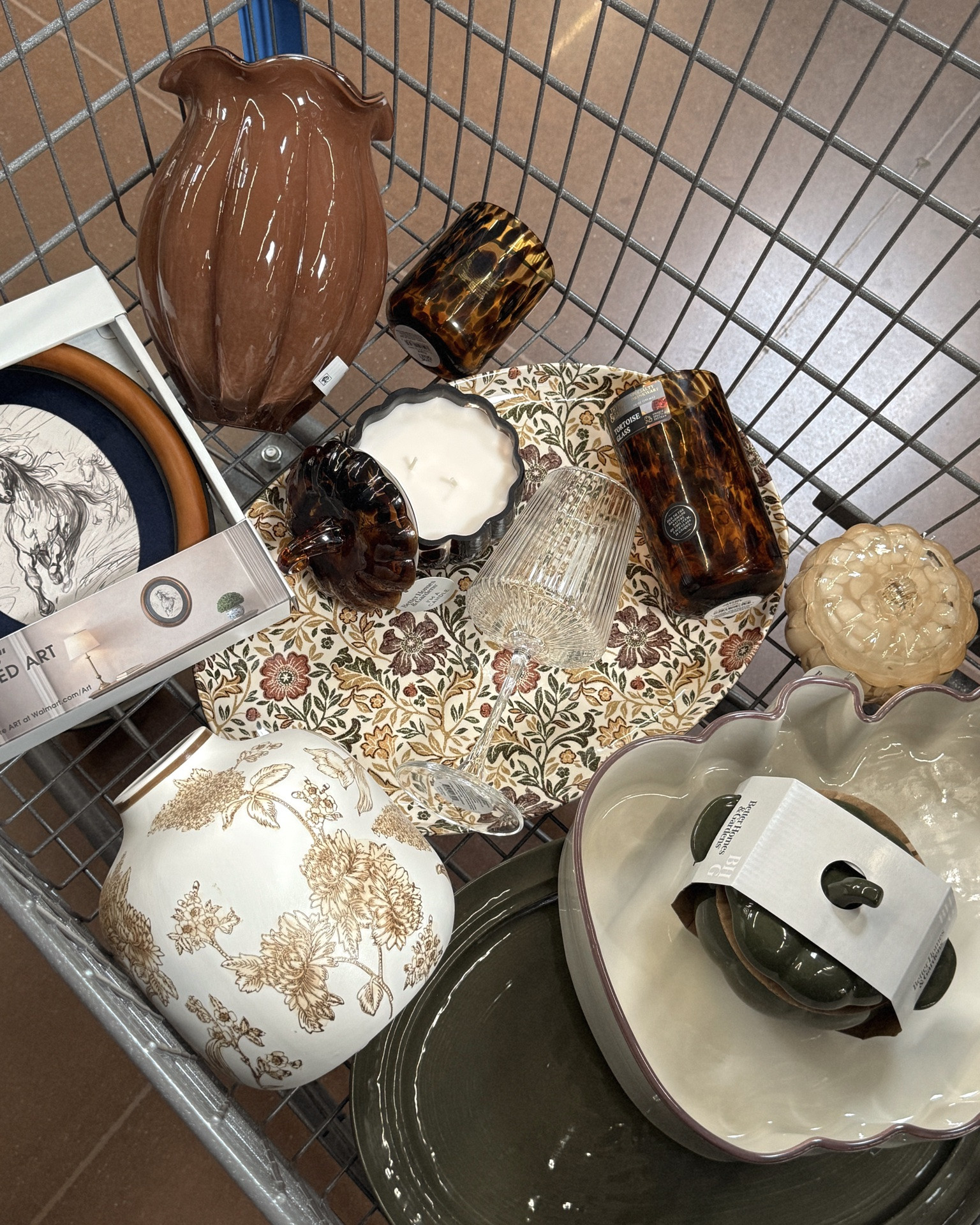 NEW WALMART FALL has started to arrive and I’m OBSESSED 😍 the tones + colors + patterns are to die for! And the prettiest pillows + candles + decor

Walmart decor
Walmart home
Walmart finds 
Walmart home finds

#LTKHome #LTKSeasonal