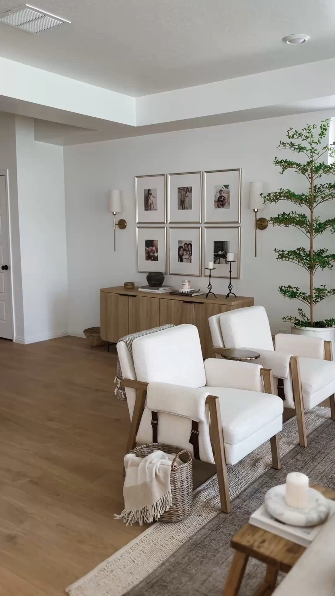 ✨ The Gallery Wall ✨





#home #gallerywall #livingroom #decor #interior #neutral #traditional #finds #chair #table #sideboard #cabinet #style 

#LTKHome #LTKStyleTip #LTKFindsUnder100