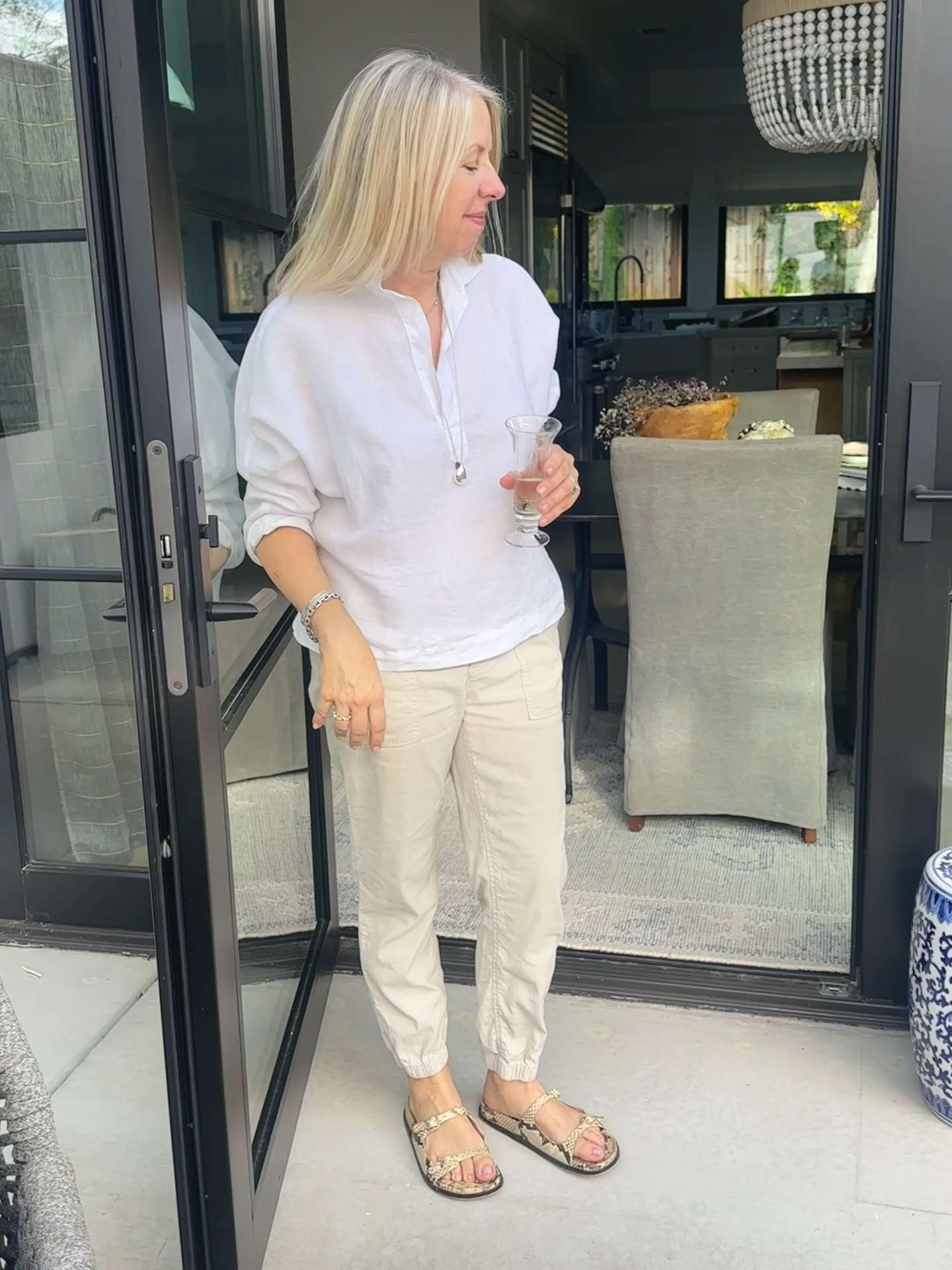 The @FrankandEileen Gabi Popover is the shirt I will probably wear more than any all year long. The crisp shirt look in a popover design make it a grab and go when getting dressed!

I am wearing it here with my Jameson Utility Joggers in linen, another one of my closet faves.  
#frankandeileenpartner #wearloverepeat @frankandeileen



 

 

#LTKPetite #LTKOver40 #LTKSeasonal