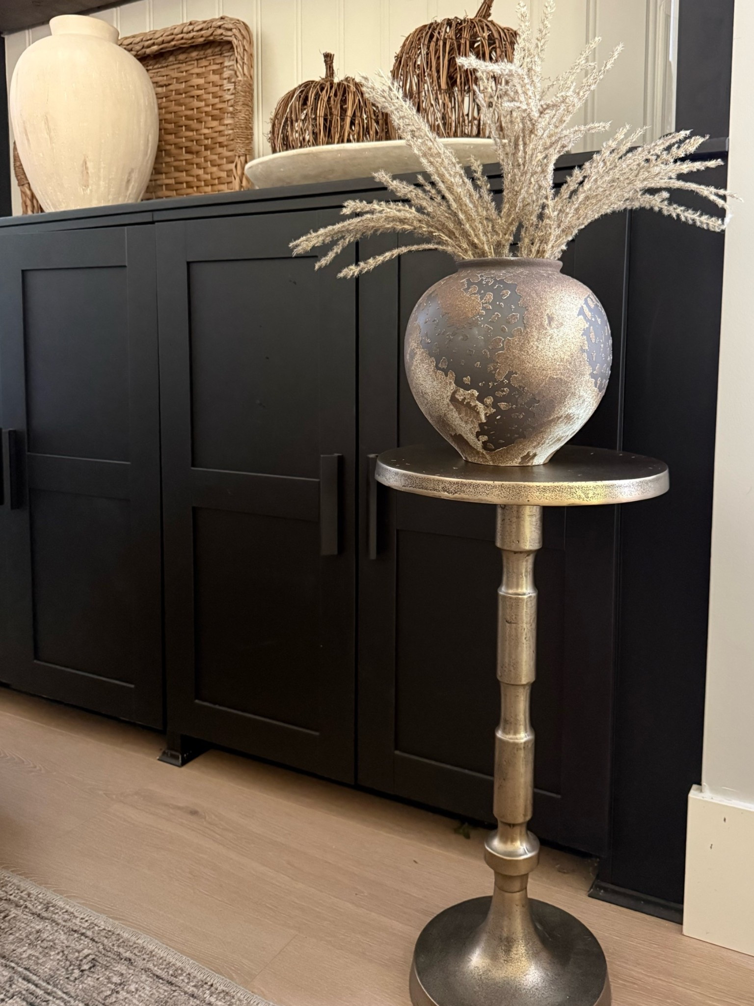 Faux Pampas grass… I’ve had a bunch of these stems for years. I bring them out every Fall. Love the soft organic touch 🤎
