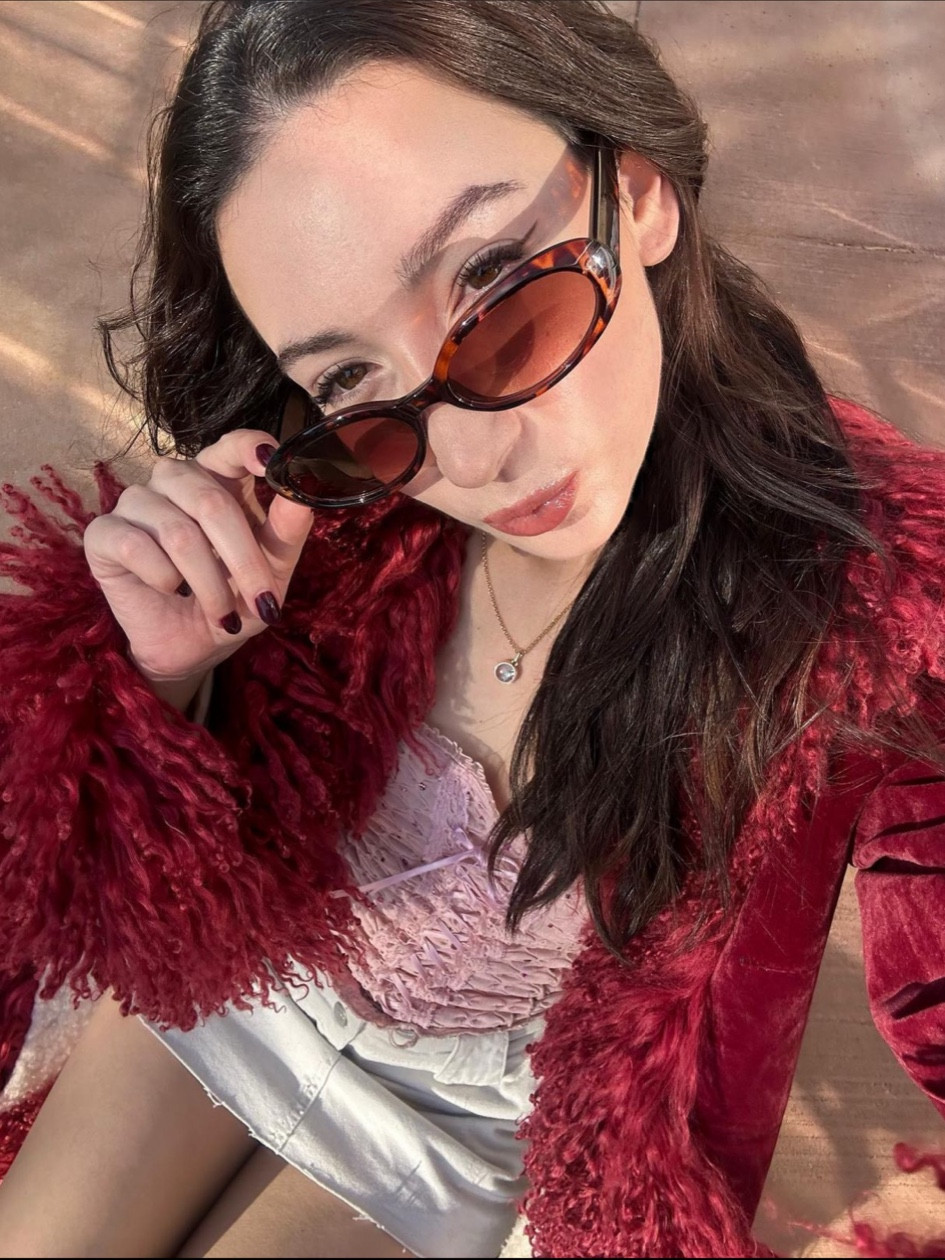 Og brands:

top - opera
skirt - guess
coat - paul levi inc