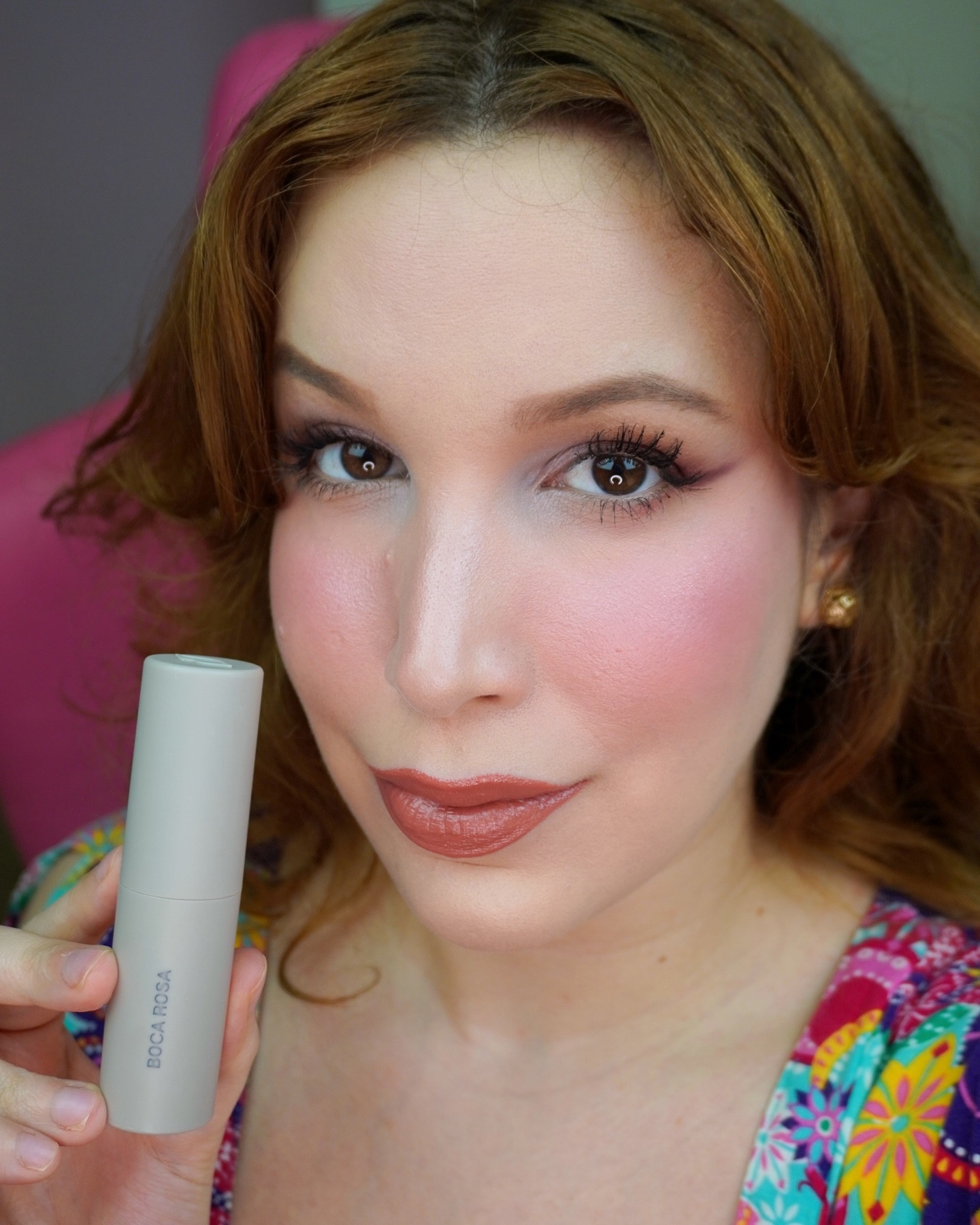 Um post pra exaltar este produto que é o Stick Pele de @bocarosabeauty porque desde que eu comprei na pré venda, apaixonei desde o primeiro uso e estava usando com dó de acabar antes do lançamento oficial dele kkkk 🤣
.
Agora falando sério: Este post não será uma resenha, até porque acredito que já resenhei e testei este produto de todas as formas possíveis e cabíveis. E sim pra dizer que a inovação não está apenas nos 50 tons, que já é algo grandioso, e eu não me canso de admirar este produto esfumando na minha pele e sumindo (vejam a segunda imagem), é lindo ver isso, ter uma base exatamente do meu tom e subtom, e não precisar ter que corrigir. A inovação do stick pele está também na fórmula, na textura e acabamento deste produto, o time Boca Rosa conseguiu preencher um gap do nosso mercado nacional que eu até já explanei e sentia falta há tempos: Um produto em Stick mais macio e hidratante, que siga a textura da pele e se adapte a ela com maestria. Tenho pele seca, mas moro numa cidade quente e úmida, uso bases em Stick há alguns anos, e todas com acabamento mais seco, então sempre adaptei a preparação e finalização da minha pele pra conseguir usar alguns sticks, e desde a primeira passada do stick pele na minha pele, foi amor à primeira vista. A pele fica linda, LINDA, tão linda que sempre que o utilizo, as pessoas me param pra perguntar qual é o produto. A resistência dele ao calor e transpiração é absurda, e desde a resenha que fiz há alguns meses, recebo a mesma pergunta: - Mas Laís, e em outros tipos de pele, vai durar? 
E eu reforço mais uma vez a minha resposta: Preparação e finalização de pele é tudo, pra qualquer que seja o produto e base, e isso inclui o stick pele. 
.
Ahhh… E minha cor é a BR06, bem claro com subtom neutro pro frio. Eu sou muito branca kkkk (as fotos enganam, mas acho que no vídeo da pra ver bem), e sempre fiquei nas cartelas de outras marcas entre o primeiro e segundo tom, que quase sempre não são do meu tom e subtom corretos, mas no stick pele tenho exatamente o tom e subtom certinho e pasmem, não é o tom mais claro, é o sexto tom mais claro da cartela 😳🥹 e que cartela! 💖
.
#stickpelebocarosa #stickpele #bocarosers #bocarosa