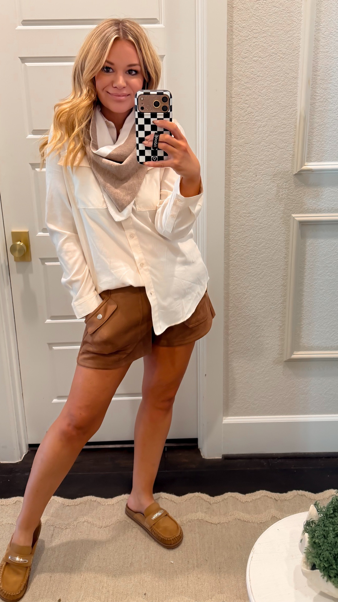 Top : true to size wearing a medium
Shorts: tts 9