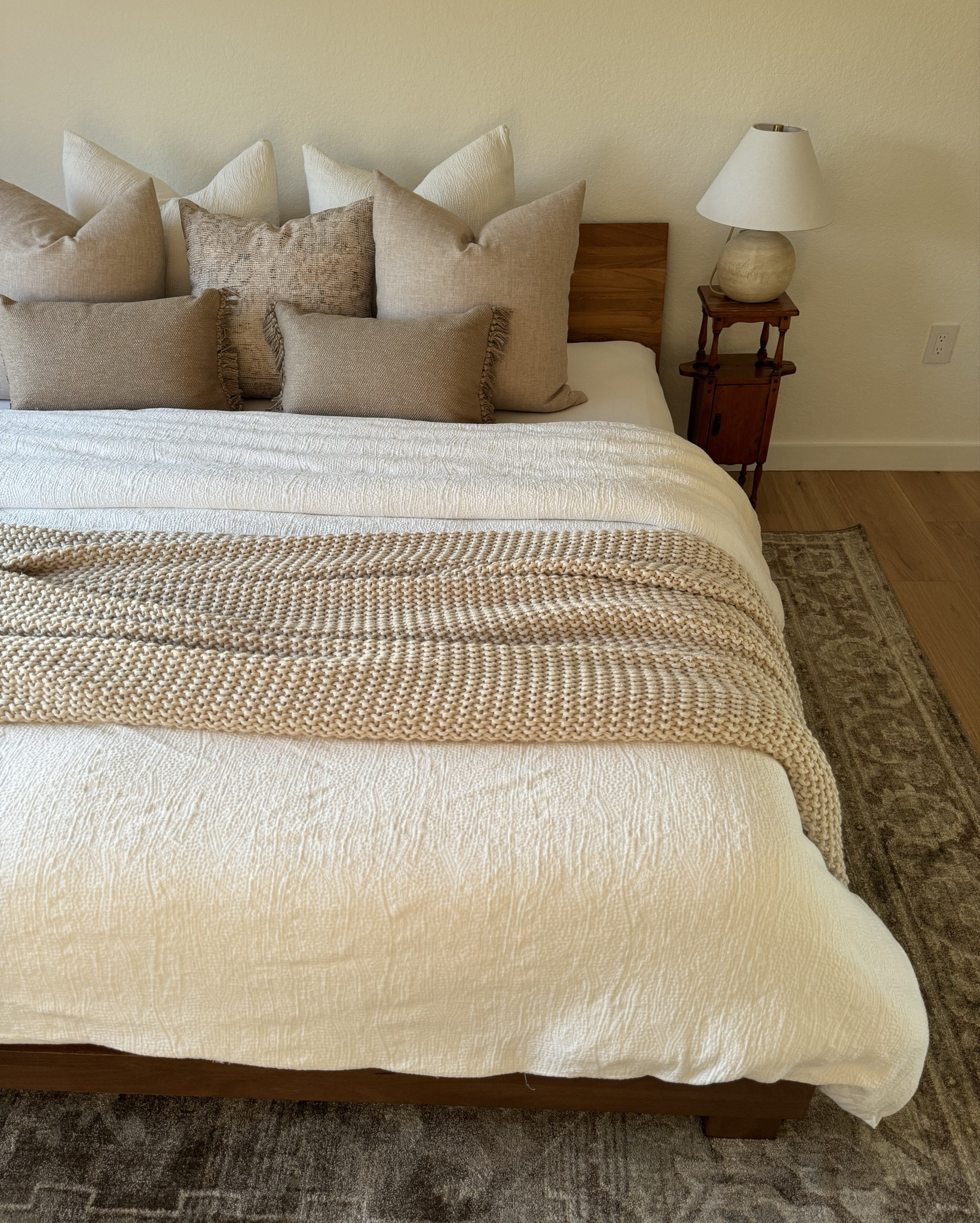 Redecorate my room with me with the dreamiest rug and pillows 💭✨🤍

#LTKHome #LTKStyleTip #LTKU