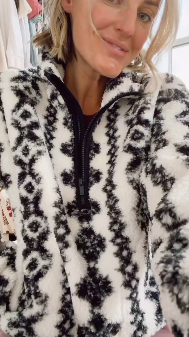 This Sherpa fleece pullover is so cute for an athleisure look! Love the pattern! Wearing size small!

Loverly Grey, Target, fleece pullover, Sherpa fleece pullover, athleisure, activewear, winter pullover 

#LTKActive #LTKStyleTip
