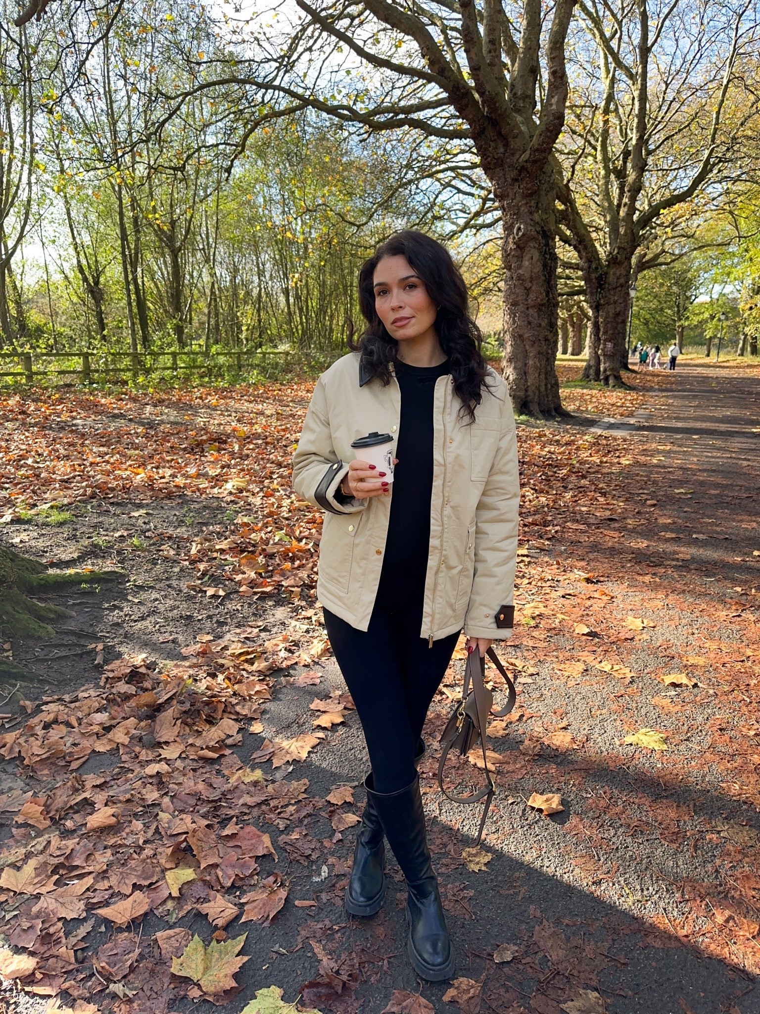 Cosy chic autumn outfits 🍂
My Leggins are Lovall here is my discount code : LOVALLJADEBULMER10 🍂