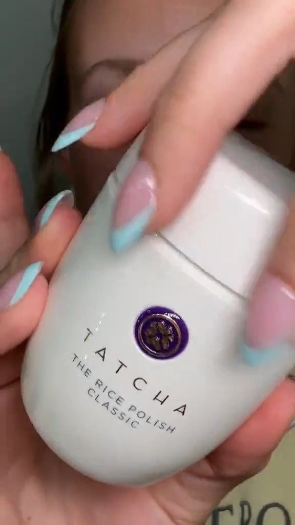 A gentle exfoliant that makes my skin feel glassy and smooth ✨
• Tatcha Rice Polish
• enzyme exfoliant
• gentle exfoliator
• brightening skincare
• smooth skin routine


#LTKBeauty #LTKselfcare