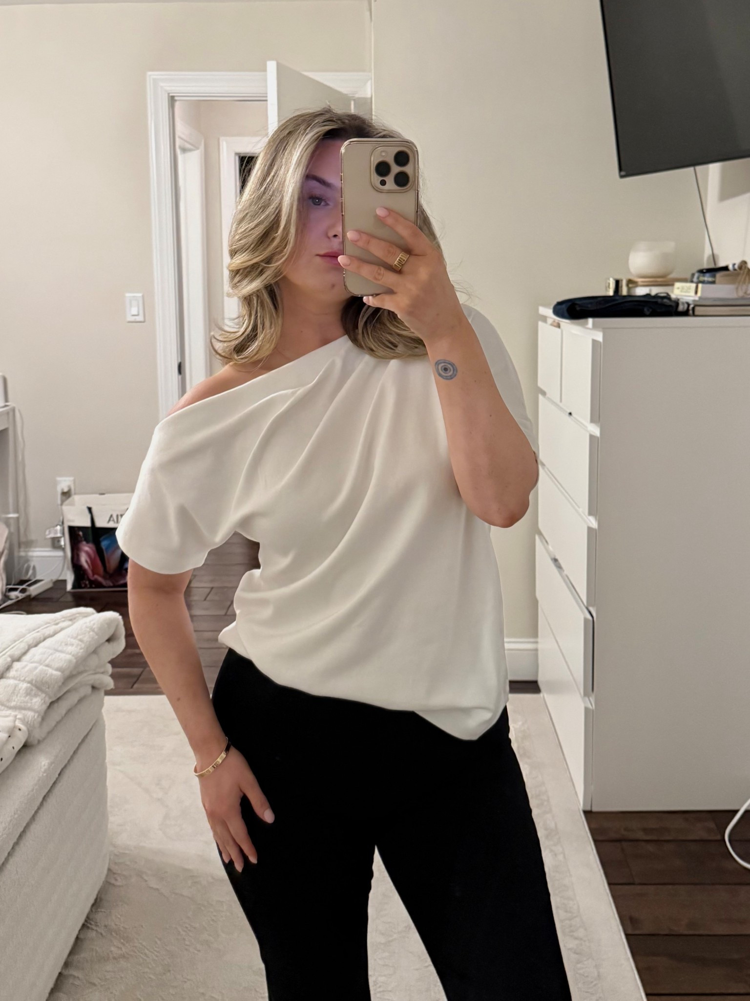 This new Aritzia top is such an amazing elevated basic >> 🤍🤍

Size S in the top

#LTKgrwm #LTKPetite #LTKootd