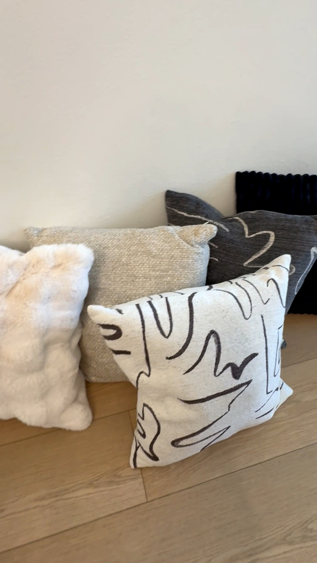 Unboxed the most beautiful couch pillows from @floofliving these pillows were made for both comfort and aesthetics making them the perfect pillows for a cozy home! 🏡