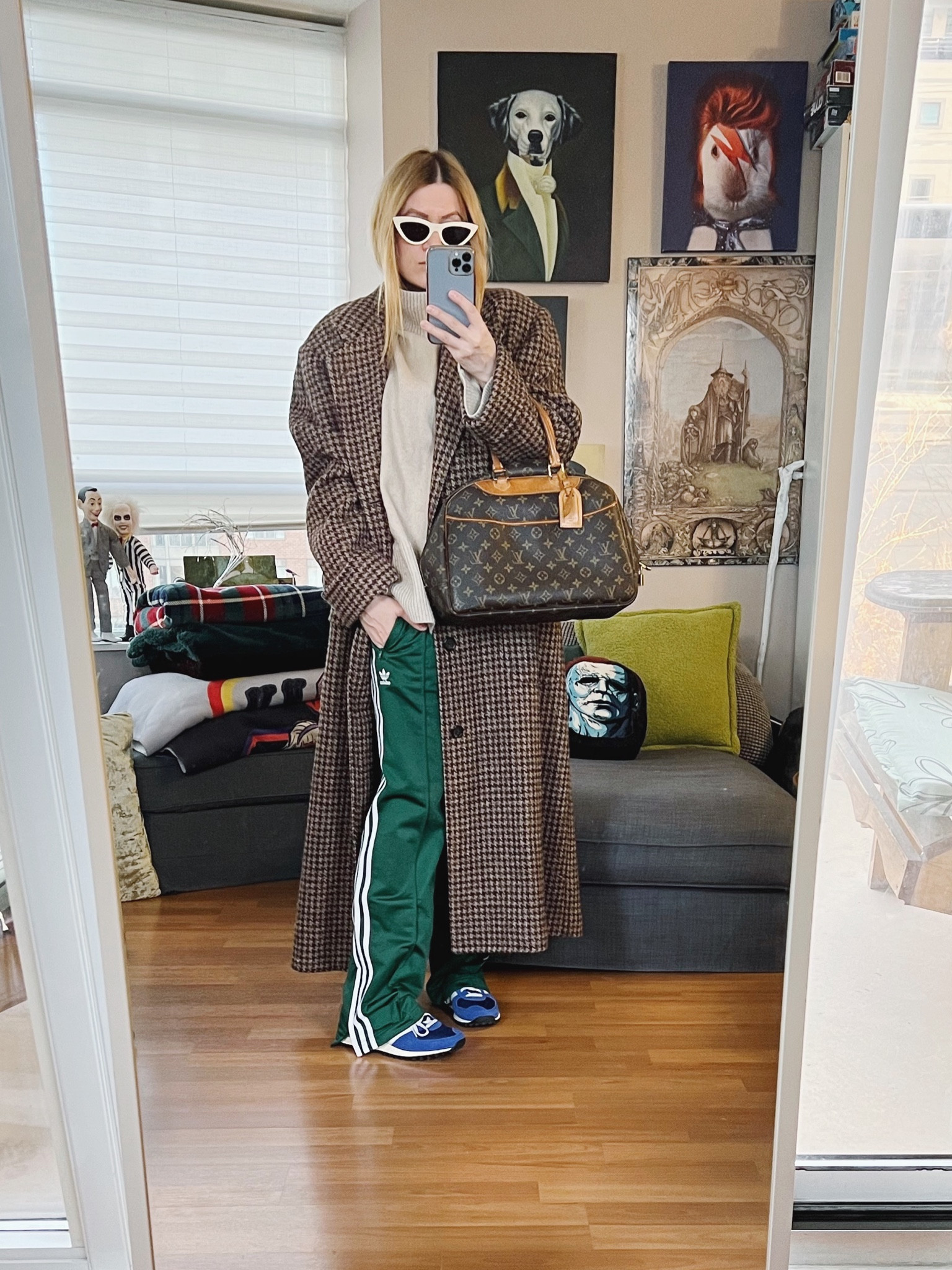 This vintage 90s Ralph Lauren coat was such a good consignment find.
Bag is also vintage, and sunglasses secondhand as well.
•
.  #falllook  #torontostylist #StyleOver40  #secondhandFind #vintageralphlauren #vintagelouisvuitton #90sralphlauren #fashionstylist #slowfashion #FashionOver40  #adidas #MumStyle #genX #genXStyle #shopSecondhand #genXInfluencer #genXblogger #secondhandDesigner #Over40Style #40PlusStyle #Stylish40


#LTKover40 #LTKitbag #LTKstyletip